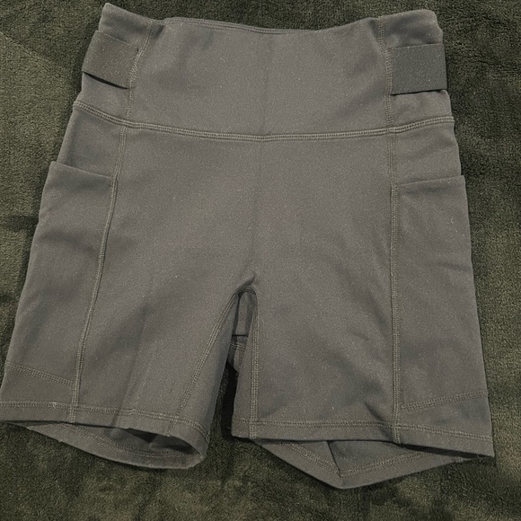 Fabletics anywhere motion 365 shorts - Picture 3 of 5